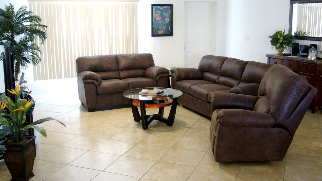 Neue Couch in der Villa